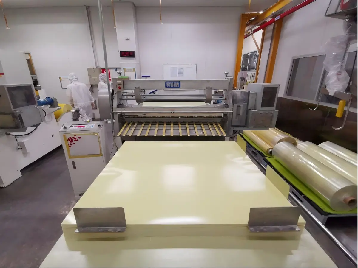 Finished copper-clad laminate sheets go through precision shearing after copper-foil lamination Finished copper-clad laminate sheets go through precision shearing after copper-foil lamination